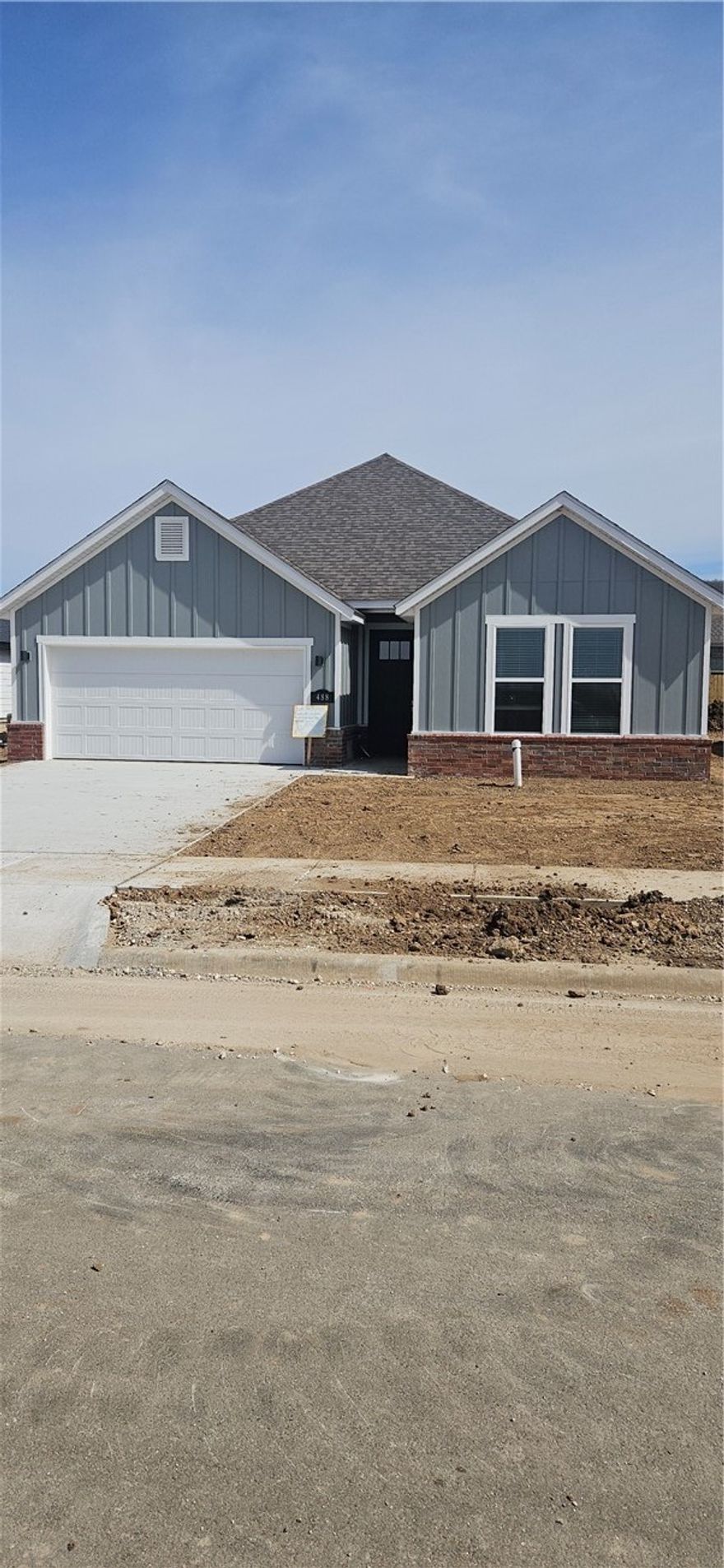 Great new construction home in Towne West S/D. The 'Caden' plan features 3 bedrooms, 2 bathrooms, wood floors, quartz countertops, split floor plan, stainless steel appliances, 12 ft ceilings in living room, LVP flooring, linear fireplace in large living room that opens to formal dining area, open kitchen with pantry, large master suite complete with huge walk in closet, separate shower & Jacuzzi tub with double vanity. Covered back patio, fenced in yard, & much more! Come take a look!
MLS Remarks: 
Directions: