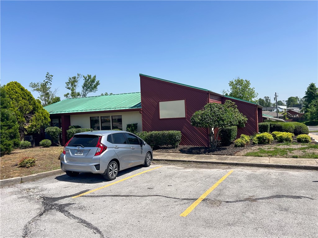 CENTER ONE HORIZONTAL-ROGERS - Commercial Lease