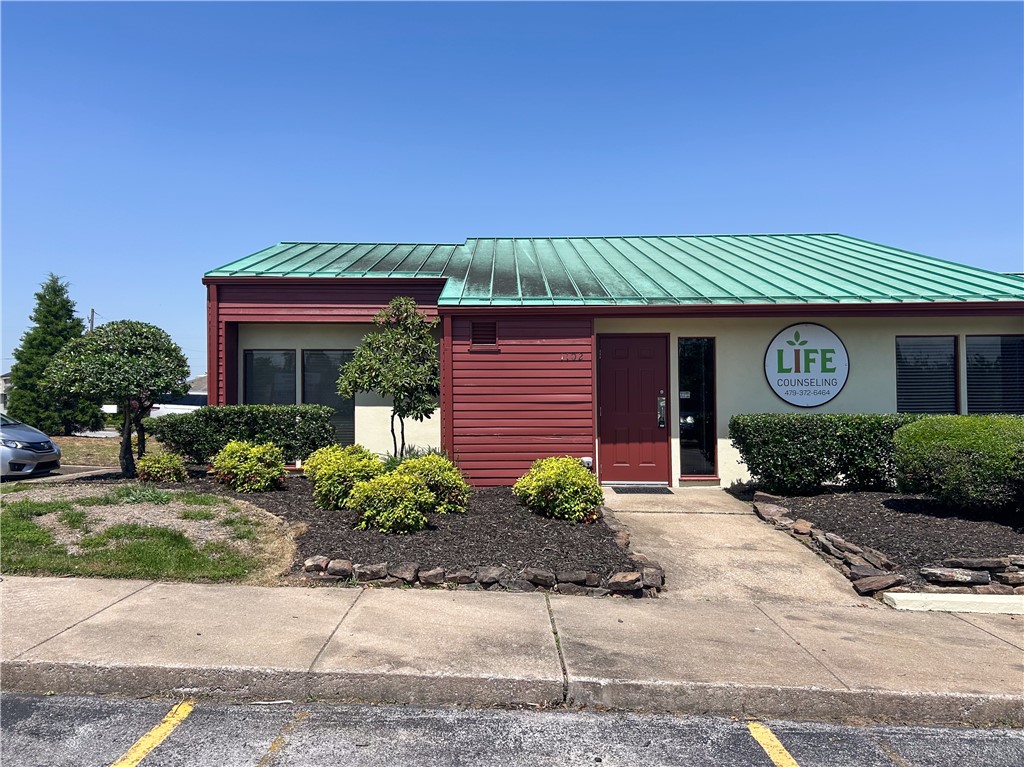 CENTER ONE HORIZONTAL-ROGERS - Commercial Lease