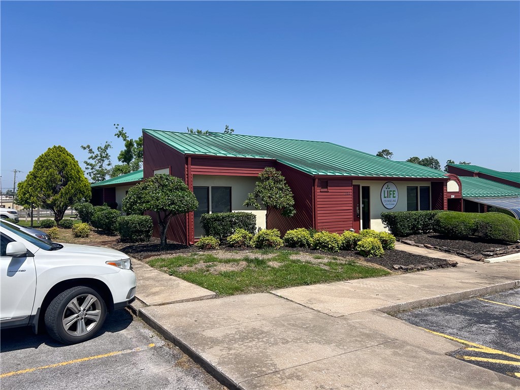 CENTER ONE HORIZONTAL-ROGERS - Commercial Lease