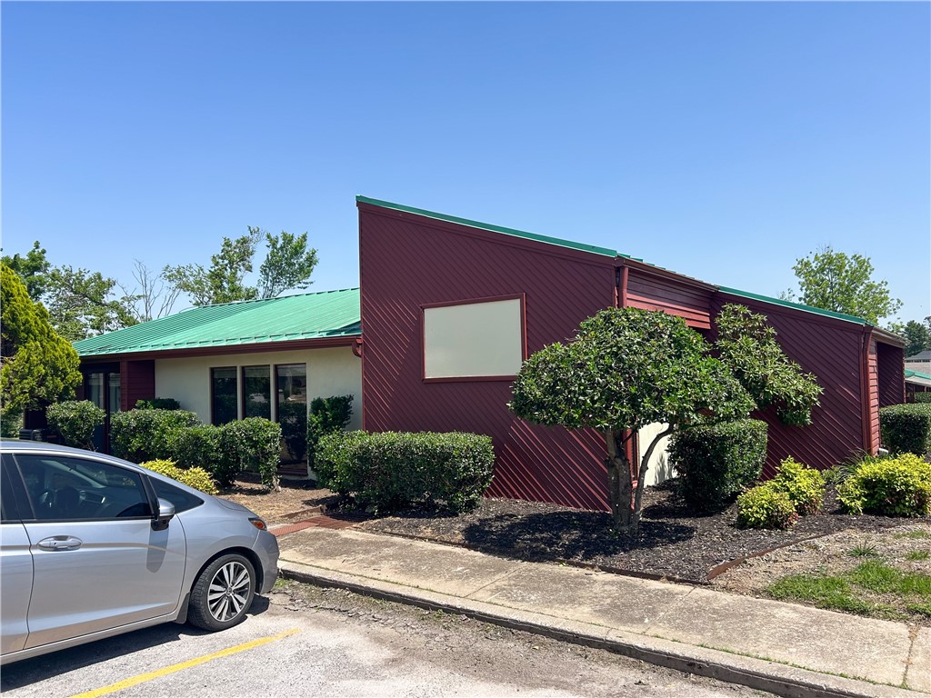CENTER ONE HORIZONTAL-ROGERS - Commercial Lease