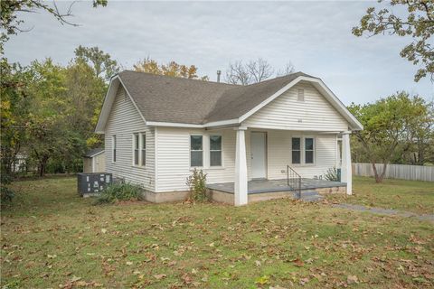 Photo of 610 Delaware, Neosho, MO 64850 (MLS # 1330553)
