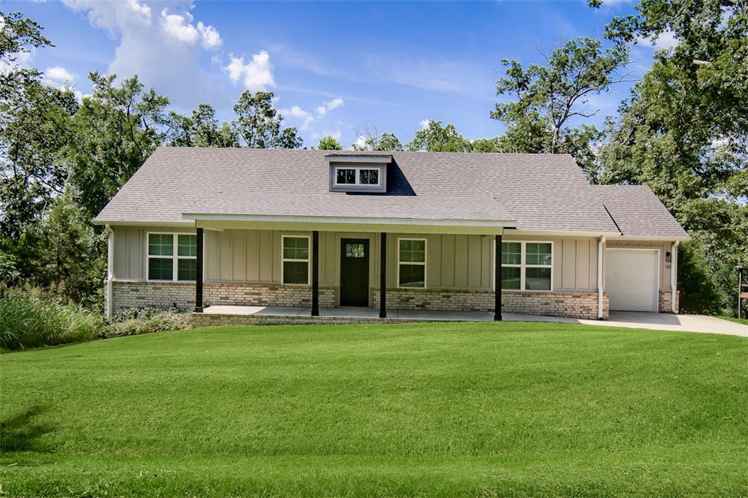 Check out this beautiful home directly on the trail! Enjoy easy access to Blowing Springs, Lake Rayburn, and Kingswood Golf Course! Built in 2023, this charming residence features 2 bedrooms plus a versatile office space. No carpet! The inviting living room showcases vaulted ceilings and a fireplace. The primary bath is a true retreat, offering a luxurious walk-in tile shower, double vanity, and ample closet space. Large wooded lot! Enjoy the spacious covered patio, perfect for relaxation. Bentonville schools. Don’t miss out on this exceptional opportunity!