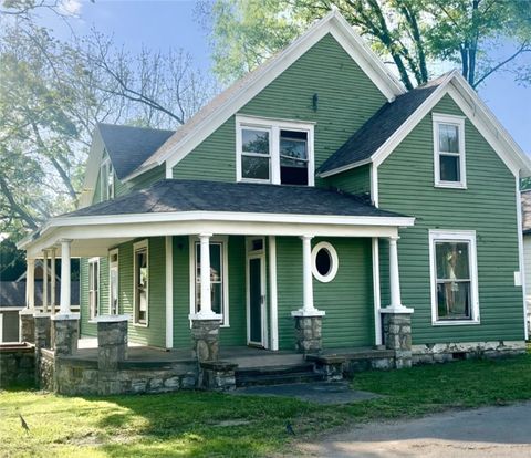 Photo of 402 N Maxwell Street, Siloam Springs, AR 72761 (MLS # 1331472)