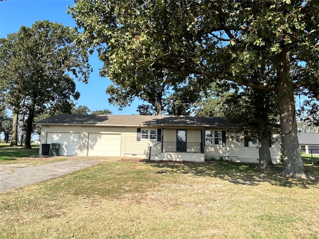 Lovely 3 bed, 2 bath single home is now available for rent in Tontitown. Fresh new paint! Great kitchen with lots of wood cabinets and drawers, full-size fridge, electric stove, microwave, dishwasher and garbage disposal. Large living room. Good-sized bedrooms. Wood floors throughout with new carpet in master bedroom. Ceiling fans. Washer/dryer hook ups. Oversized two car garage. Large privacy fenced back yard.