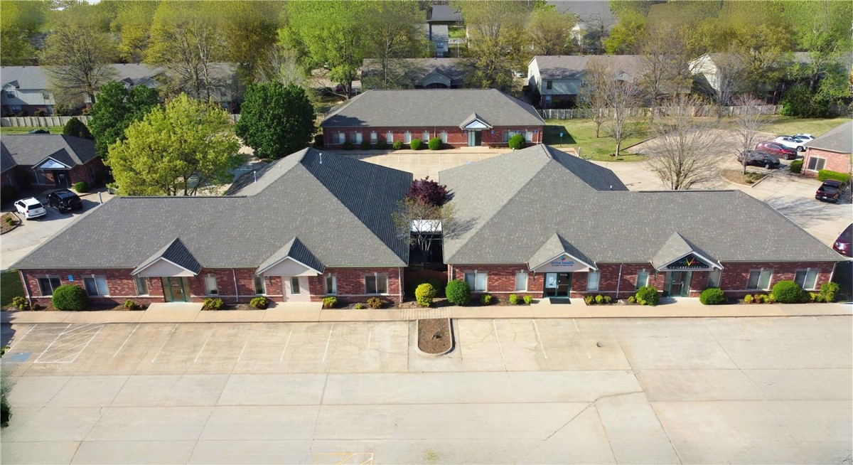 Convenient location between College Ave. and Gregg Ave.
Move-in ready office space.
Two suites 3,934 SF & 5,155 SF can be combined for 9,089 SF.
Ample windows for natural light.
Near Razorback Greenway.
1.5 mile drive to Interstate-49.