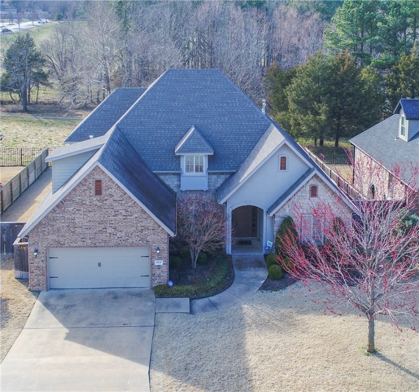 Beautiful Home near Vandergriff School! Home features 4 bedrooms, 3.5 bath and an upstairs bonus room. Built-ins, granite counter tops, 2 gas burning fireplaces, plantation shutters are among the many features of this awesome floor plan. 2 car garage, keyless front door and garage entry, irrigation and more.