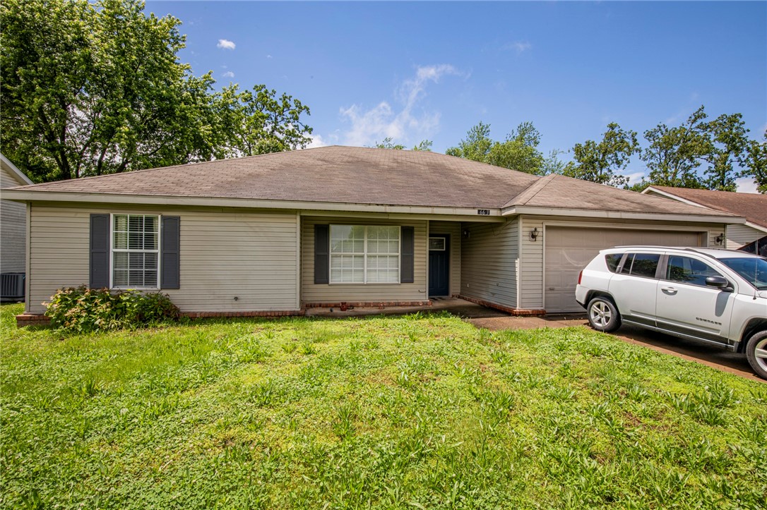 Ideal first time buyer/rental. 3/2 home in Centerton needs a little love, but great location. Fenced yard, large open living concept with split bedroom floor plan. HVAC is not operational - CASH, IN-HOUSE, or CONVENTIONAL loans only. Please call list agent for additional information. Seller to make no repairs, priced accordingly.