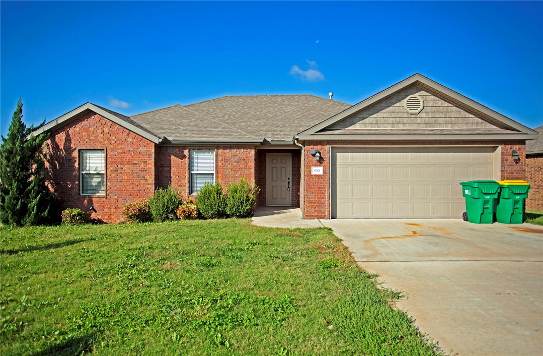 4 bed room 2 bath Granite Kitchen and Bath Counters !! Walk in Tile Shower, MARBLE Jacuzzi Tub, hardwood flooring in Living room, Gas Log Fireplace, Crown Moldings, stainless Steel App. Low E Glass Windows, Bentonville Schools !! Huge Corner lot. Community park and playground for the kids in Subdivision.