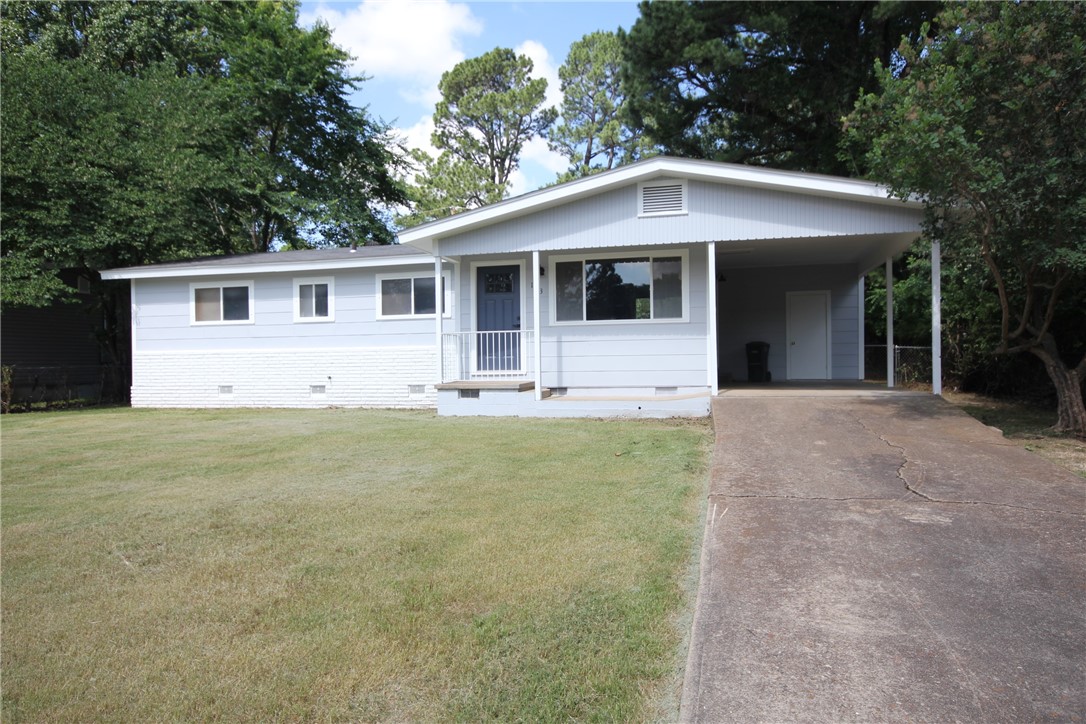 Convenient mid-town Fayetteville location is close to everything. Huge backyard with lots of shade trees in a quiet neighborhood. Completely renovated 3 bedroom, 1 and 1/2 bath has the original wood floors throughout, granite counter kitchen and all new appliances. This one wont last long in this neighborhood.