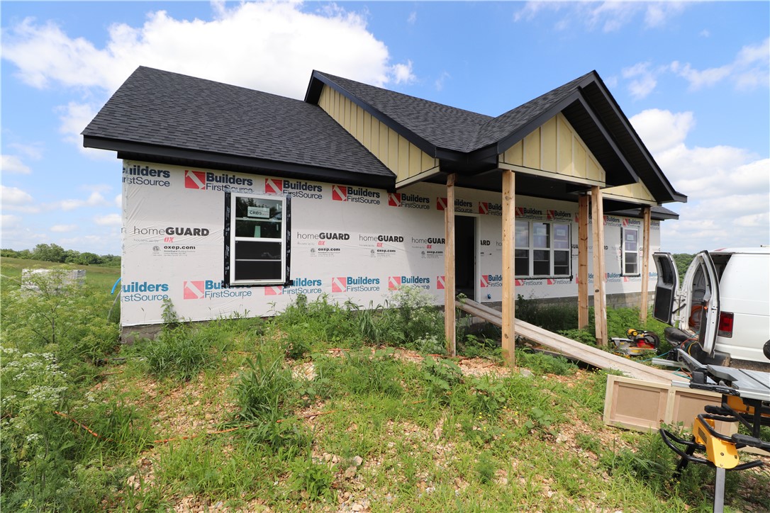 1,613+/- SQ FT 3 bed 2 bath new construction on 4.09+/- beautiful acres. Gorgeous views and green pasture makes this property a perfect place to start a hobby farm! Also listed with additional land mls#1309392