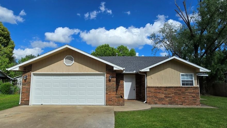 3-Bed 2-Bath home with an eat-in kitchen, covered patio, large fenced yard, and mature shade tree.  Vinyl plank throughout, main bedroom has walk-in closet.  Bentonville West High School, Centerton Gamble Elementary, Lake Centerton, Slaughter Pen Trail, Coler Mountain Bike Preserve, Walmart new office, Crystal Bridges Museum, Scott Family Amazeum, XNA National Airport, parks, restaurants and grocery stores within 1-7 miles. New roof 2020, water heater 2021.