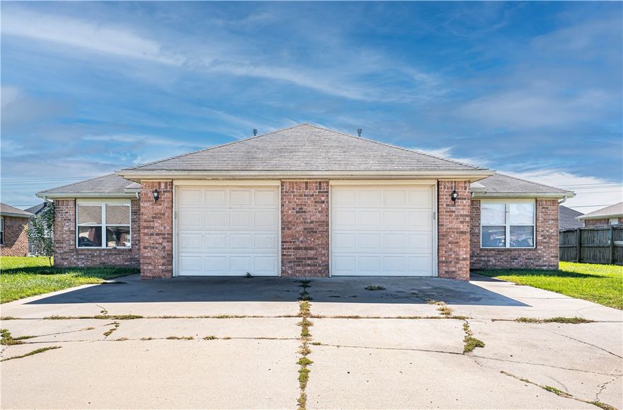 Charming 3-bedroom 2 bath duplex nestled in a lovely area of Rogers, Arkansas Offers a one car garage, inviting living areas, and practical layout that feels like home. Perfect for anyone looking for comfort and convenience on a budget.