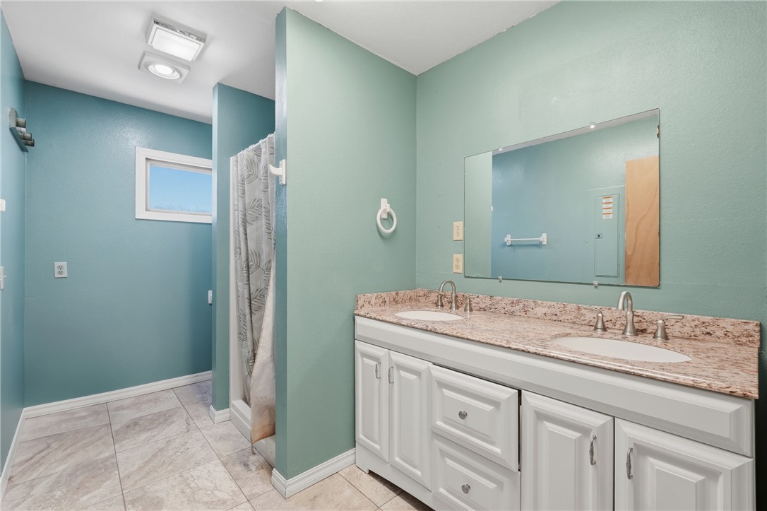 UNIT 5 HOLIDAY ISLAND - Residential