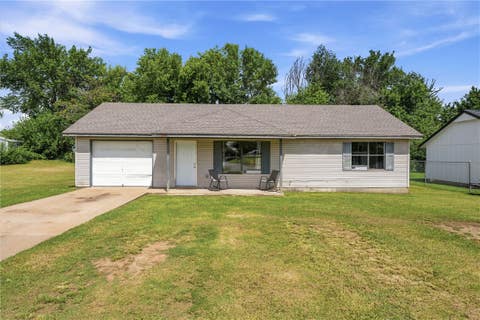 Photo of 1713 N Inglewood Street, Siloam Springs, AR 72761 (MLS # 1355947)