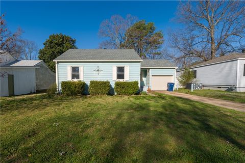 Photo of 312 S Garrett Street, Siloam Springs, AR 72761 (MLS # 1340465)