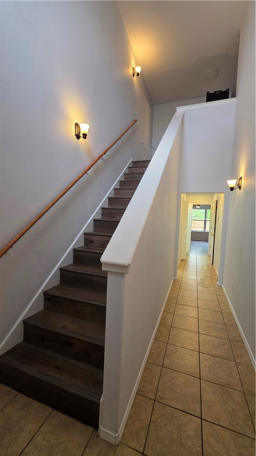 Move-in Ready!  SPACIOUS 3-bedroom, 2.5-bath Townhouse. Perfectly located for anyone who wants to be close to the trails and the action.
Trail: 1 mile to Coler Mountain Bike Preserve.
school: 2 minutes to Elmtree Elementry and Ardis Anne Middle school 
Work: 5 mins to Walmart HQ & Downtown.
Space: 3 spacious beds + 2.5 baths (no sharing the master bath with guests!).
Extras: Fully fenced yard & all appliances included (W/D & Fridge).
Rent: $1,750/month
Deposit: $1,850
#NWArental#BentonvilleRentals #ColerTrail #NWAlife #BentonvilleRealEstate #ForRent