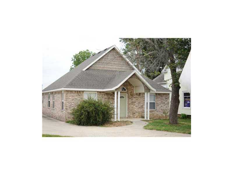 Super condition. Split floor plan. Great room -- very open. Trey ceiling in living room. Breakfast bar.