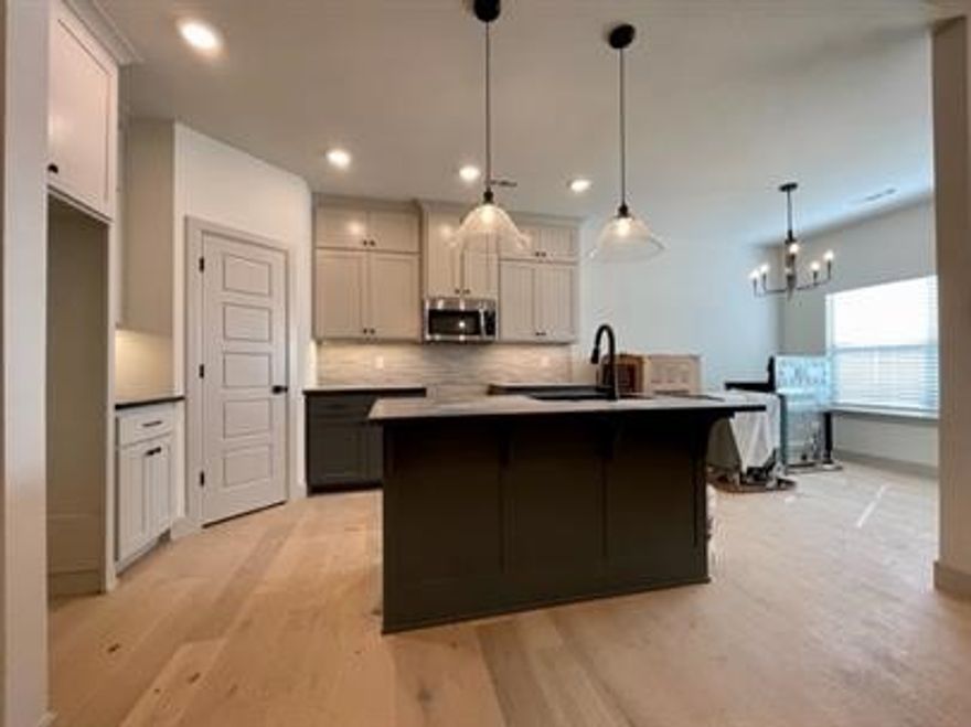 Spacious single family 4 bed 2 bath home located directly behind the new Pea Ridge High School and only minutes from Bentonville! Features include custom cabinets, large kitchen island, upgraded 3cm granite & fixtures, gas cook top with built in oven, wood look ceramic tile floors, custom tile shower, whirlpool tub, raised ceilings, 2'' faux blinds, covered patio, & much more! Also listed for Rent ML# 1315860
