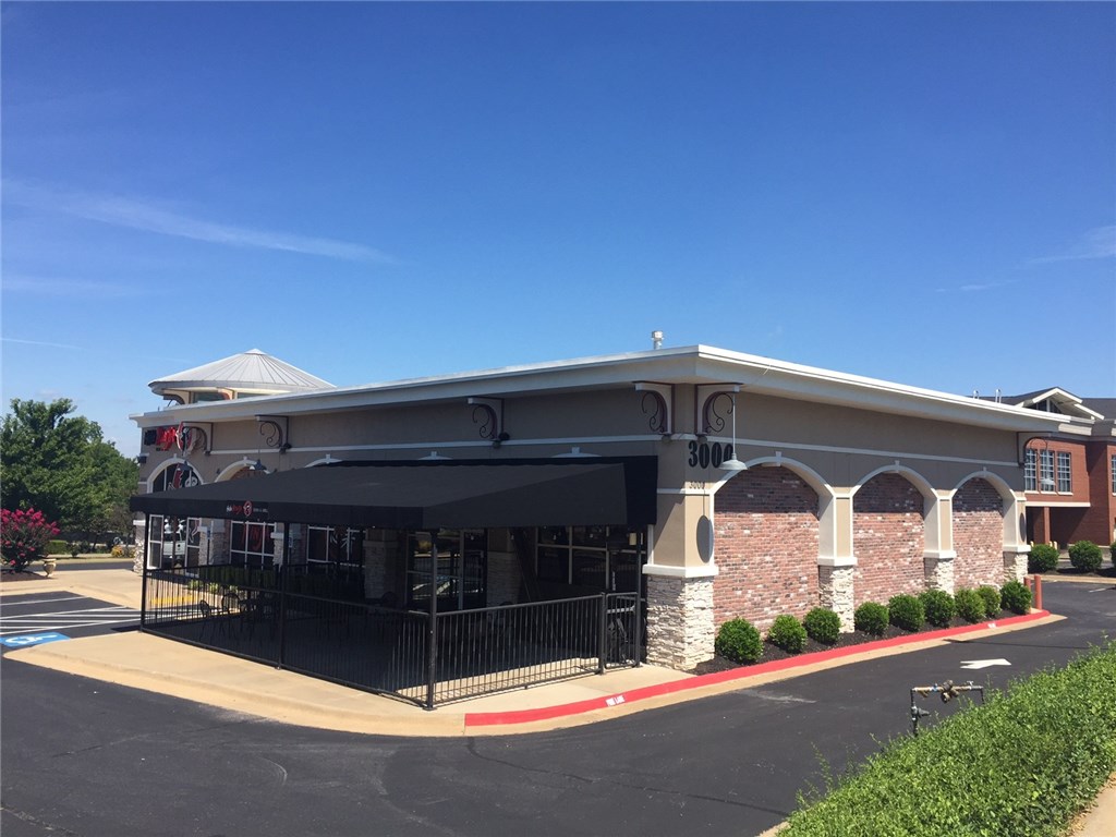 Excellent restaurant location in thriving Pinnacle Hills area of Rogers. 3,885 SF, 31 parking spaces, outdoor dining area, drive-through window.