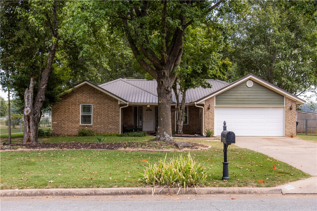 This beautifully renovated 3-bedroom, 2-bath home sits on a full acre in the heart of Springdale! Every corner has been thoughtfully updated ā from the stylish kitchen and refreshed bedrooms to the bright, inviting living spaces ā giving this home a fresh and modern feel.
Step outside and enjoy the ultimate backyard retreat! With one acre of space, thereās plenty of room to run, play, and entertain ā and the functional treehouse is sure to be a favorite for kids (or kids at heart!).
Located just minutes from downtown Springdale, schools, parks, and everything you need, this home offers the perfect balance of space, convenience, and charm in a family-friendly neighborhood.
Donāt miss the chance to make this one-of-a-kind property your own!