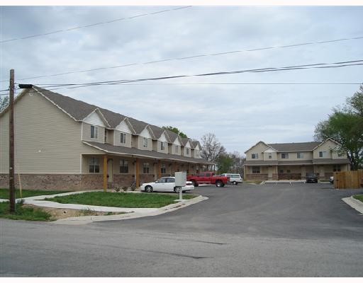 Outdoor Space: Enjoy a fenced backyard.
Prime Location: Situated near scenic walking trails, a short drive to shopping areas, and surrounded by popular restaurants for dining out.
Appliances: Dishwasher, oven included. Laundry hookups available on site.