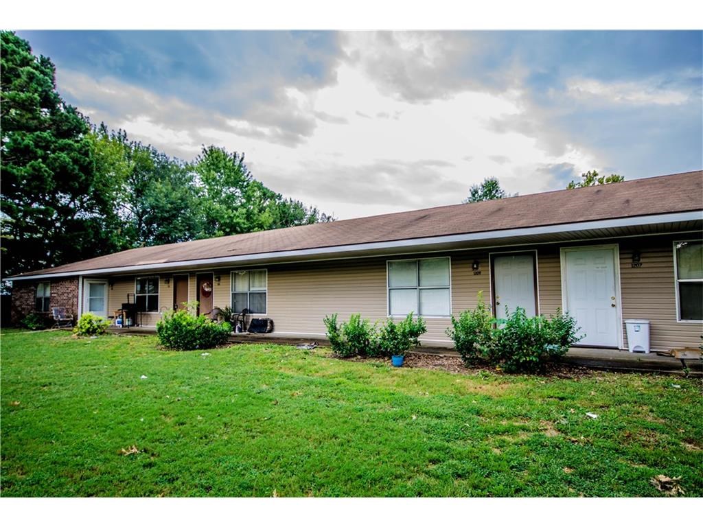 Great 1 bedroom apartment in North Rogers. No carpet, all solid flooring, central heat and air, close to schools and parks and quick access to Walnut and Hudson Rd! Not many in this price range to schedule your showing today!