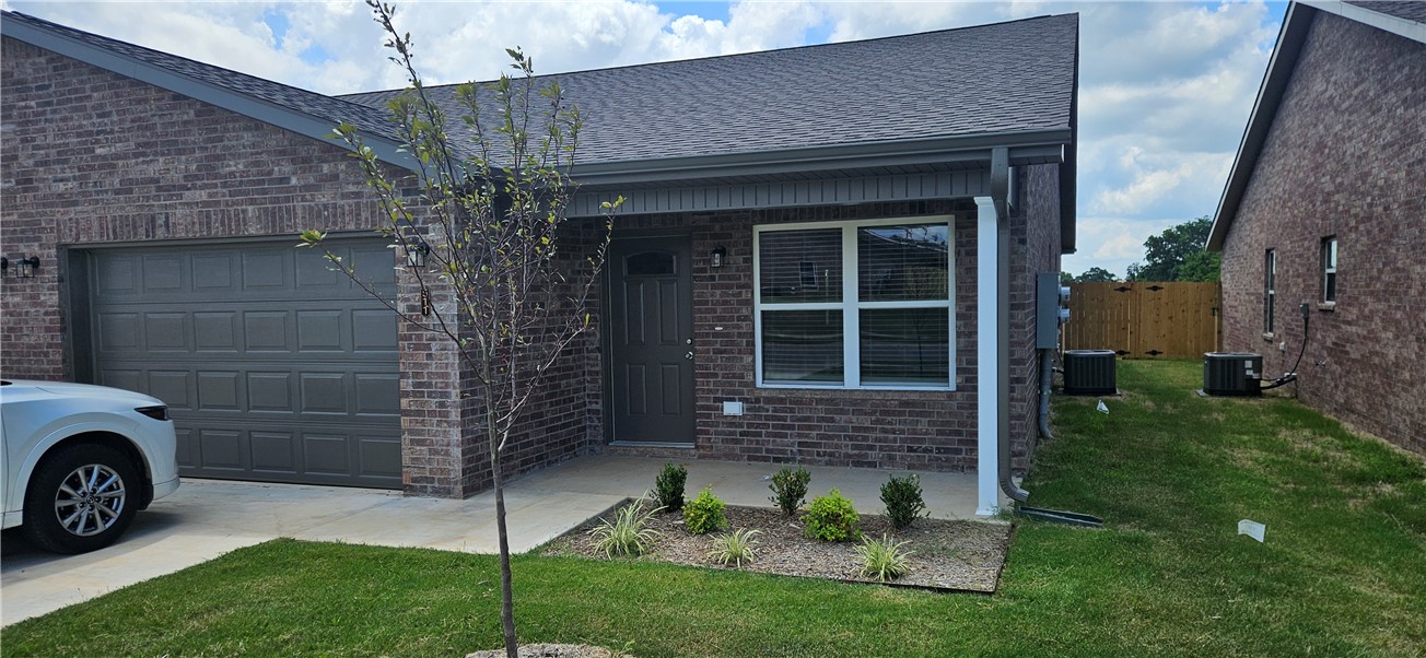 Brand new duplexes in Bentonville close to NWA Reginal Airport for lease. Home features 3 bedrooms, 2 bathrooms, 2 car garage, LVP throughout home, granite countertops, ceiling fans, open floorplan, covered back patio for grilling/entertaining, fenced in yard and all appliances included. 1 month free rent for tenant with all 1-year leases signed by September 1st, 2025.