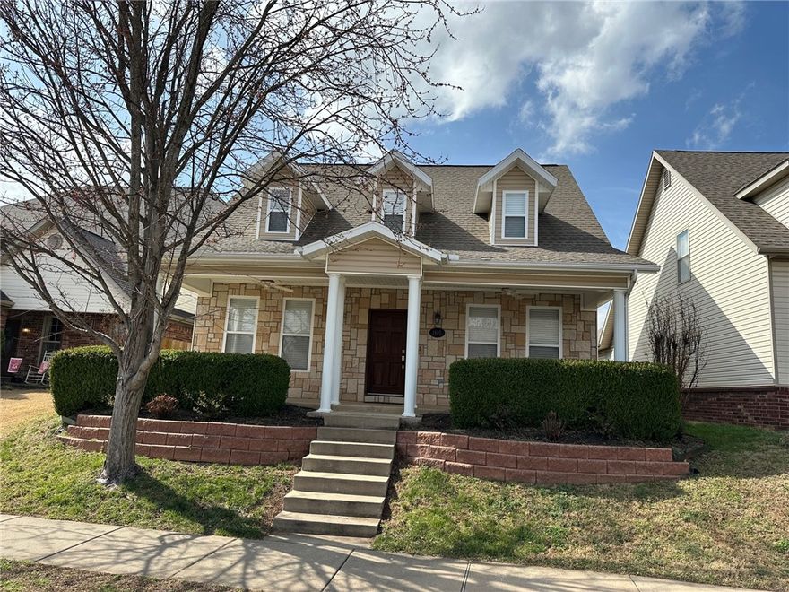 4 Bed 2 Bath in conveniently located Allencroft Subdivision near parks, schools, Crystal Bridges, and bike trails. 2 bedrooms including primary downstairs, 2 beds / 1 bath upstairs. Eat in kitchen with granite countertops. Butler's pantry between kitchen and formal dining and plenty of storage. No smoking, pets negotiable