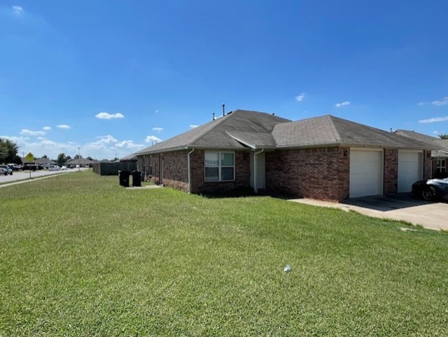 Located in Plantation Phase I subdivision in Rogers, this 3-bedroom, 2-bath corner-unit duplex features a one-car attached garage and is conveniently situated near Rogers Public Schools. Elementary and middle schools are within walking distance, making it a great option for families.**$250 non-refundable pet deposit **