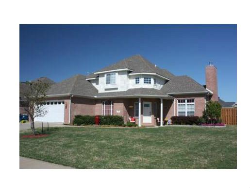 GREAT 4 BED AND 2.5 BATH HOUSE IN BENTONVILLE. CLOSE TO NWACC AND THE HOUSE HAS A WOOD PRIVACY FENCE!