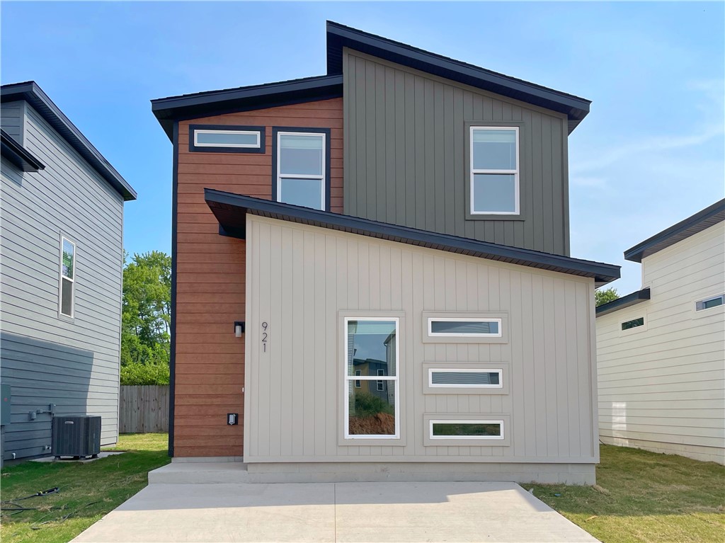 Modern, smart, affordable living! Looking for that first home, wanting to downsize and simplify, or looking for a low-maintenance investment property, Featherston Village may be exactly what you've been looking for. Never think about lawncare again! Everything you need in a great location. Wonderful new subdivision in Bentonville School District. Less than 5 miles from Walmart Corporate office.