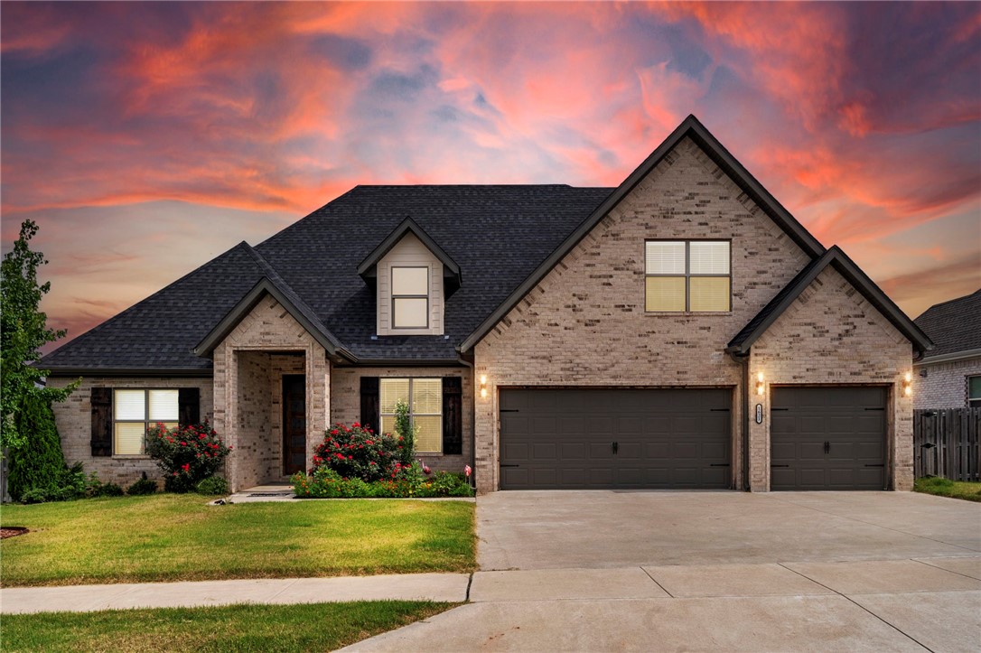 Just 10 minutes from the Walmart Home Office and 12 minutes from the charm of Downtown Bentonville, this beautifully maintained 4-bedroom, 3-bath home in Creekside Subdivision offers the perfect blend of convenience, comfort, and style.
Built in 2021, this spacious gem features a bright, open-concept living area with a cozy fireplace that invites you to relax and unwind. The modern kitchen is made for entertaining, with plenty of space for gatherings both big and small.
Looking for more room to play or relax? You’ll love the media room—perfect for movie nights, gaming, or a quiet escape.