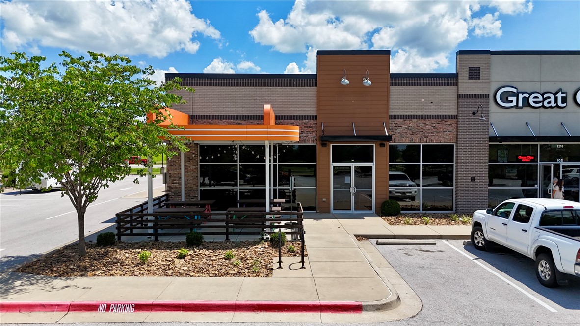 Highly-visible retail on Highway 412 available for lease in sought after shopping center. Located in a heavily trafficked area with national retailers including Harp’s Food Stores, Freddy’s Frozen Custard, Tropical Smoothie and many others. Adjacent to the property is the 500+ master-planned development, The Crossings with dense residential neighborhoods and Har-ber High School. Location is convenient to Springdale’s Care Corridor, Arvest Ballpark and Interstate 49.
• 3,800 SF retail/restaurant space available
• Lease expiration: February 29, 2028
• 35,000 cars per day and near major traffic light
• Building signage visible on Highway 412
• Abundant well-lit parking field
• Space includes reception area, restrooms, offices and break room
• In direct path of growth along Highway 412 corridor, designated to become a future U.S. interstate