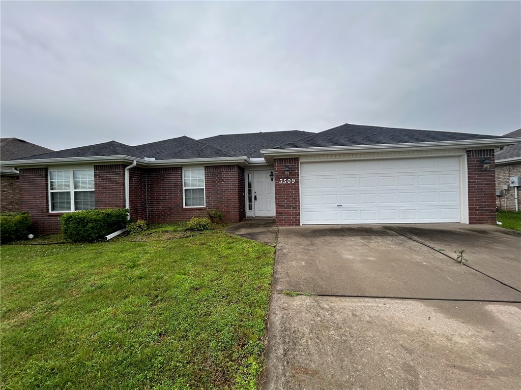 This lovely 3-bedroom, 2-bathroom home in Bentonville offers comfort and convenience in a welcoming setting. Enjoy a thoughtfully designed space with a well-appointed kitchen, cozy bedrooms, and two full bathrooms that provide plenty of functionality.