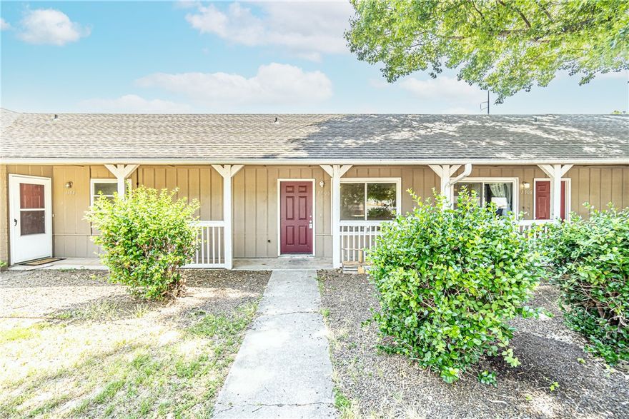 This charming 2-bedroom, 1-bathroom fourplex in Rogers offers a perfect blend of comfort and convenience. Located in a prime area, it's ideal for those seeking a low-maintenance living space with easy access to local amenities and attractions. Don't miss out on this affordable opportunity!