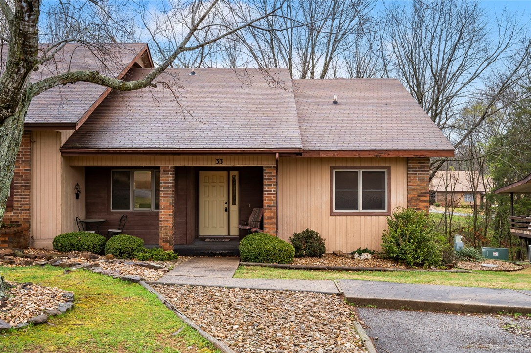 Don't miss out on this deal! Well maintained 2 bed, 2 full bath townhouse right on Metfield Golf Course. Half mile from Metfield Golf Complex. Close to trails, lakes, all things Bella Vista and Northwest Arkansas are known for.
