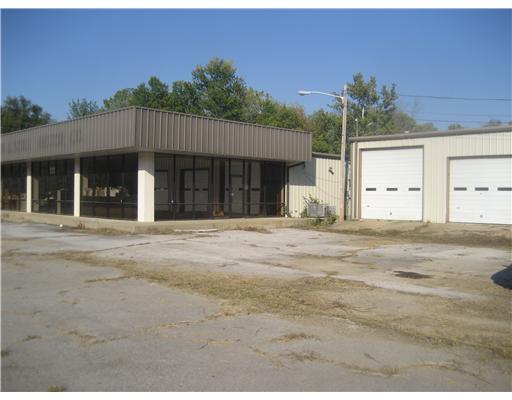 GREAT RETAIL OR OWNER-OCCUPANT TYPE BUSINESS LOCATION. SELLER WILL OWNER FINANCE. THIS PROPERTY IS FOR SALE, LEASE OR TRADE.