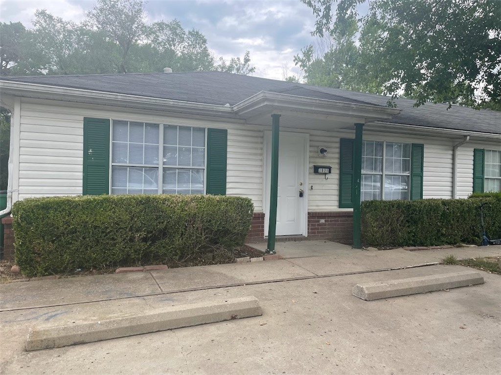 Lovely 2 bed, 1 bath unit in Springdale. This conveniently located triplex has all kitchen appliances including full-size refrigerator, electric range, dishwasher and garbage disposal. Good-sized bedrooms and large walk-in closets. Full-size washing machine and dryer in laundry closet. Bathroom has a shower/tub combo. Ceiling fans.