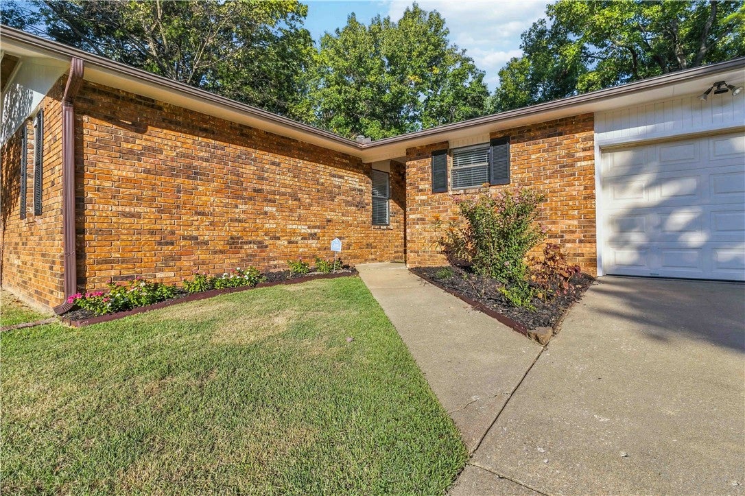 2440 E Magnolia Drive