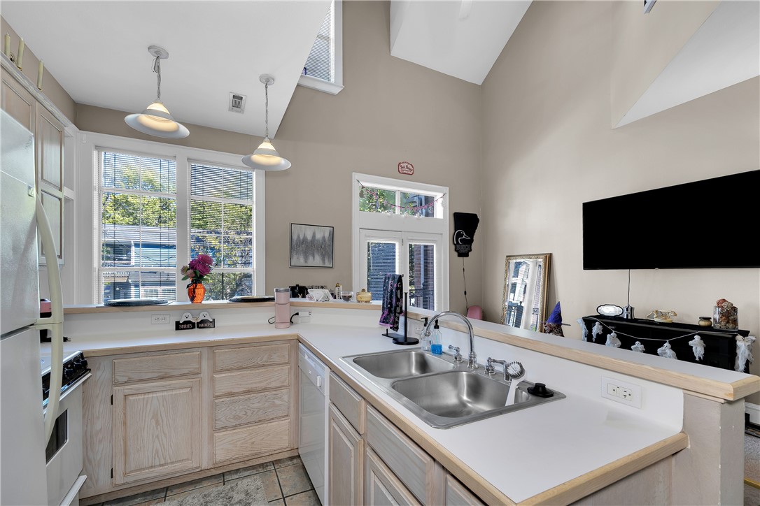 Campbell Ave Condos Hpr - Residential