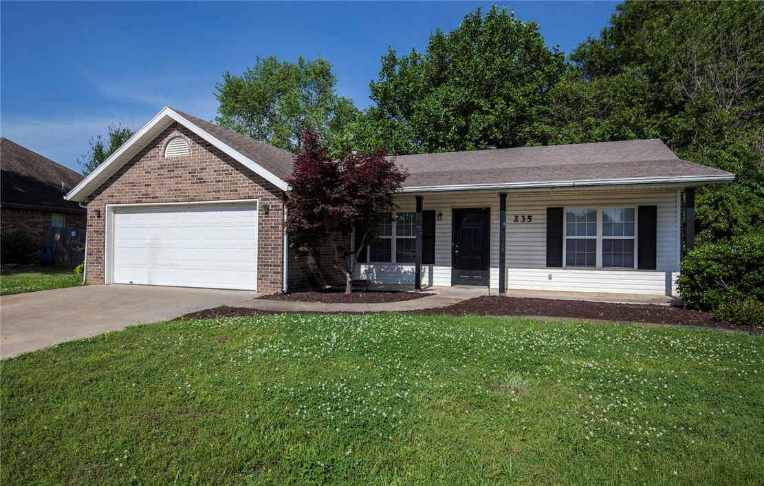 Great 3 bed 2 bath home in Farmington. Main living area is wood style flooring and bedrooms are carpet. Split floor plan, Living room features a vaulted ceiling, large eat in kitchen includes refrigerator, master bed room has walk in closet and separate jetted tub and shower and double sinks. Large fenced back yard with mature trees.