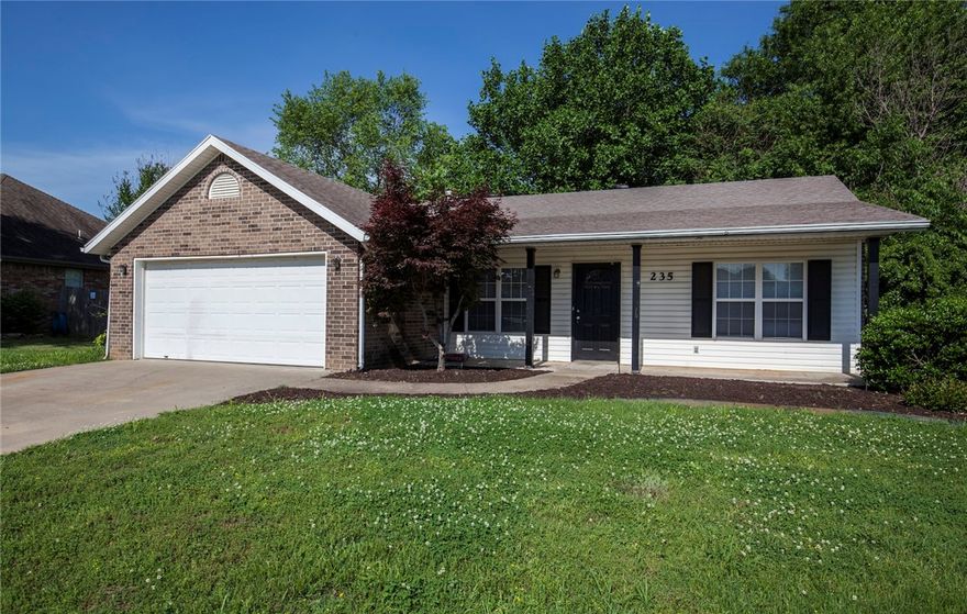 Great 3 bed 2 bath home in Farmington. Main living area is wood style flooring and bedrooms are carpet. Split floor plan, Living room features a vaulted ceiling, large eat in kitchen includes refrigerator, master bed room has walk in closet and separate jetted tub and shower and double sinks. Large fenced back yard with mature trees.