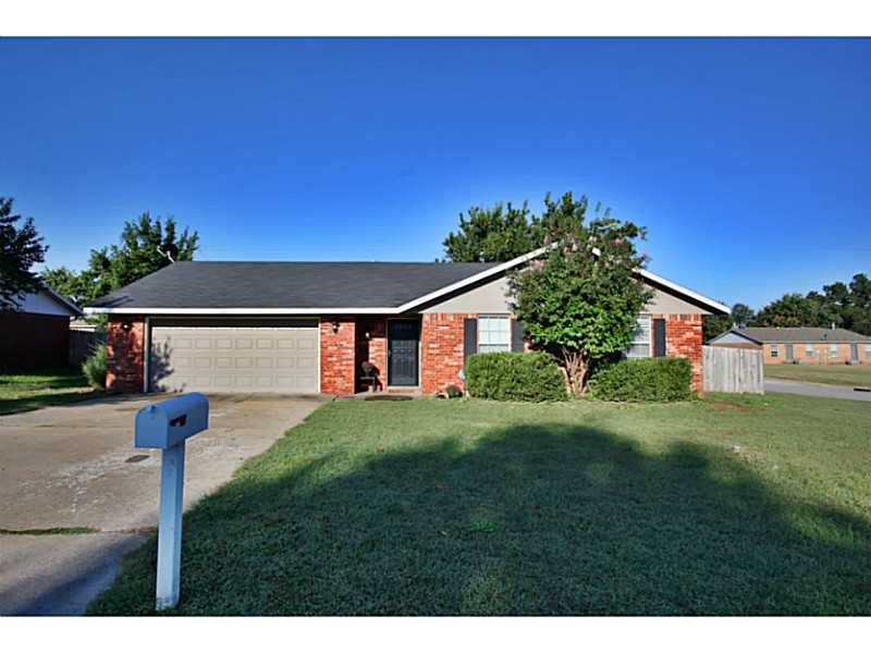 Cute as can be, corner lot w wood privacy fence, close to U of A, easy interstate access, convenient to shopping & restaurants. Lg living area w fireplace, 3BR, 2BA, MBR w walk-in closet, security system, 13 month home warranty!