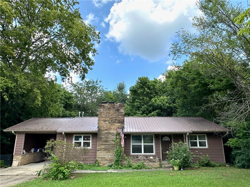 Charming Starter Home or Investment Opportunity in the Heart of West Fork!
This 3-bedroom, 1-bath home offers unbeatable convenience and small-town charm. Located directly across the street from the grocery store and within easy walking distance to all West Fork schools, itās perfectly positioned for everyday ease. Just off I-49, you're less than 15 minutes to Fayetteville making it ideal for commuters or Razorback fans!
Inside, youāll find a cozy layout ready for your personal touch. Whether you're a first-time buyer or an investor looking to add to your portfolio, this property has great potential. The spacious yard adds extra appeal, offering room to garden, play, or entertain. There is already a chicken house in the backyard!
Donāt miss this opportunity to own an affordable home in a growing community!