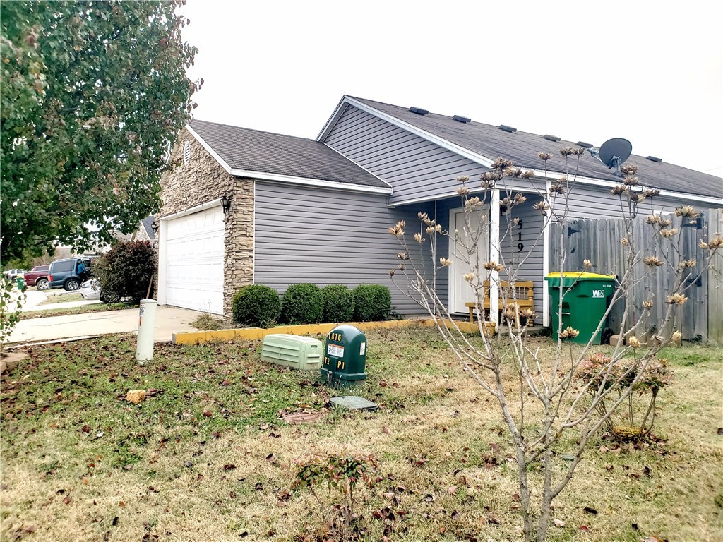 Lovely house for first time home buyers or great deal for investors! House is move in ready.