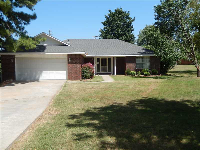 BEAUTIFUL LOCATION NEAR SCHOOL! HUGE FENCED BACKYARD, SPLIT FLOOR PLAN, TRAY CEILINGS, WONDERFUL MASTER BEDROOM SUITE. SOLD AS-IS.