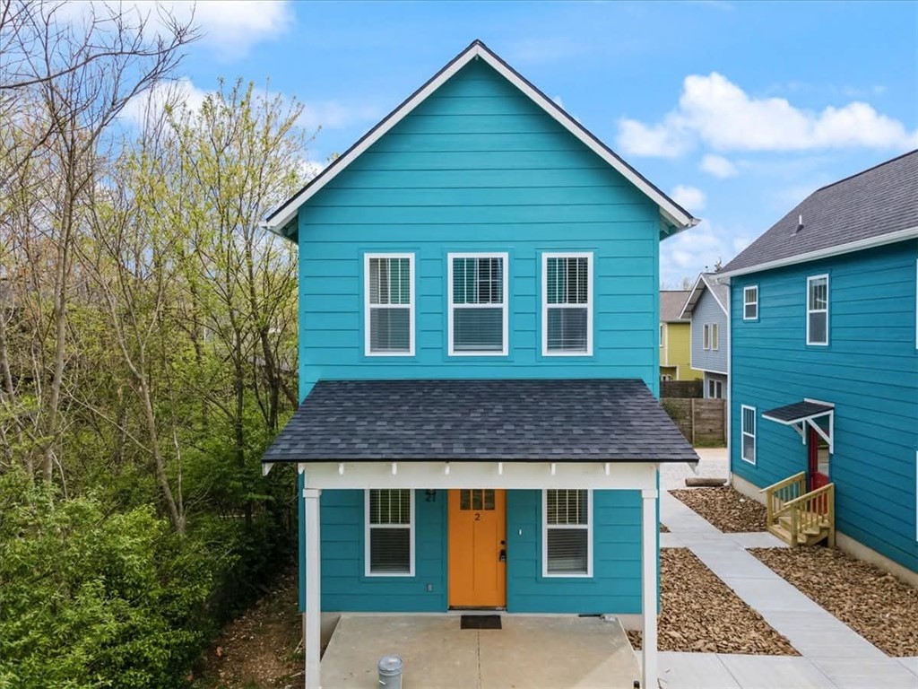 Recently built hidden gem cottages of Fayetteville. The cottages on 5th are located in the Jennings Plus neighborhood and suited for the downtown lifestyle. Designed by an architect, each house has a nice yard and access to a common amenity area. Both off street and on street parking is available.
This single-family home has great natural light with energy efficient windows, in house stacked washer and dryer, and several flex spaces for study nook or hobby areas. The kitchen has an eating area and granite countertops. The home has a spacious living and dining room and powder room with custom built in shelving. The neighborhood is just minutes from all the good things that make South Fayetteville desirable. It is both walkable and bikeable to the trails, South yard, Fayetteville's downtown square, Block Street, Dickson Street, Mill District, U of A and so much more. Also, ample indoor storage which is great for bikes. There will also be an outdoor fire pit in common space as well.
Lawn care is included.