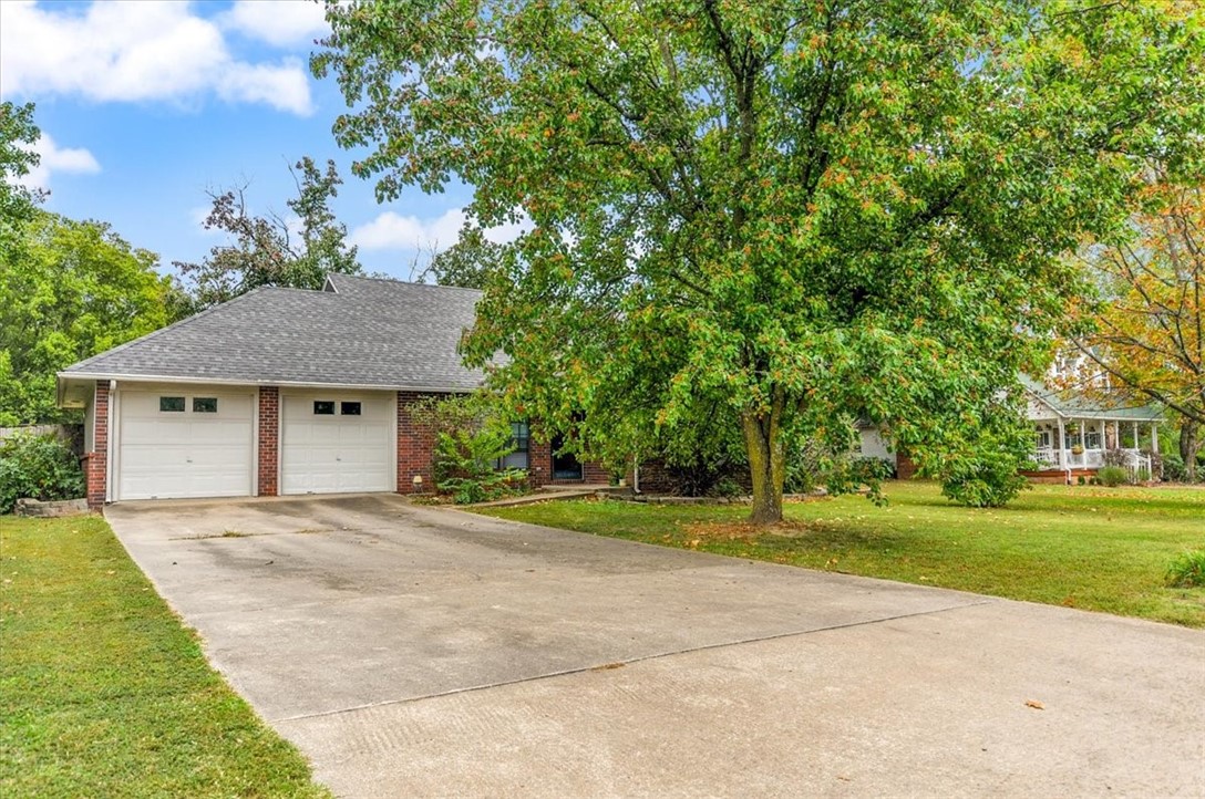Introducing a charming 3-bedroom, 2-bath home nestled in the serene beauty of Siloam Springs at 22642 Oak View Road. This delightful property offers a perfect blend of comfort and style, featuring a spacious living area, a modern kitchen with all the amenities, and a cozy dining space. The master suite provides a private retreat, while two additional bedrooms offer flexibility. Outside, Plenty of space to add a lush garden for next spring. Don't miss the chance to make this house your forever home. Contact us today to schedule a tour and make 22642 Oak View Road your own!