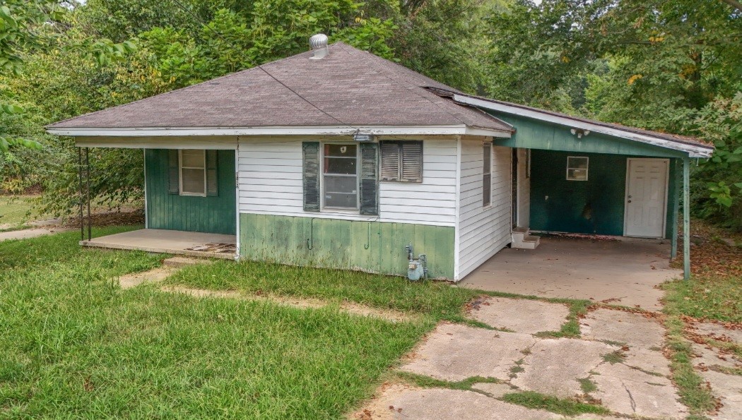 Welcome to this cozy and inviting home in Blytheville, Arkansas of Mississippi County. It is perfect for first-time buyers or savvy investors! Featuring two well-sized bedrooms and a full bath, this property offers a functional layout and plenty of natural light with lots of potential to make it your own.